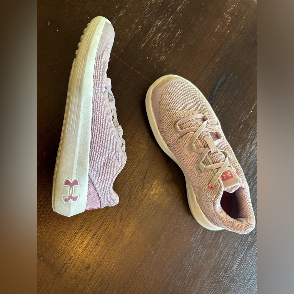 Girls tennis shoes